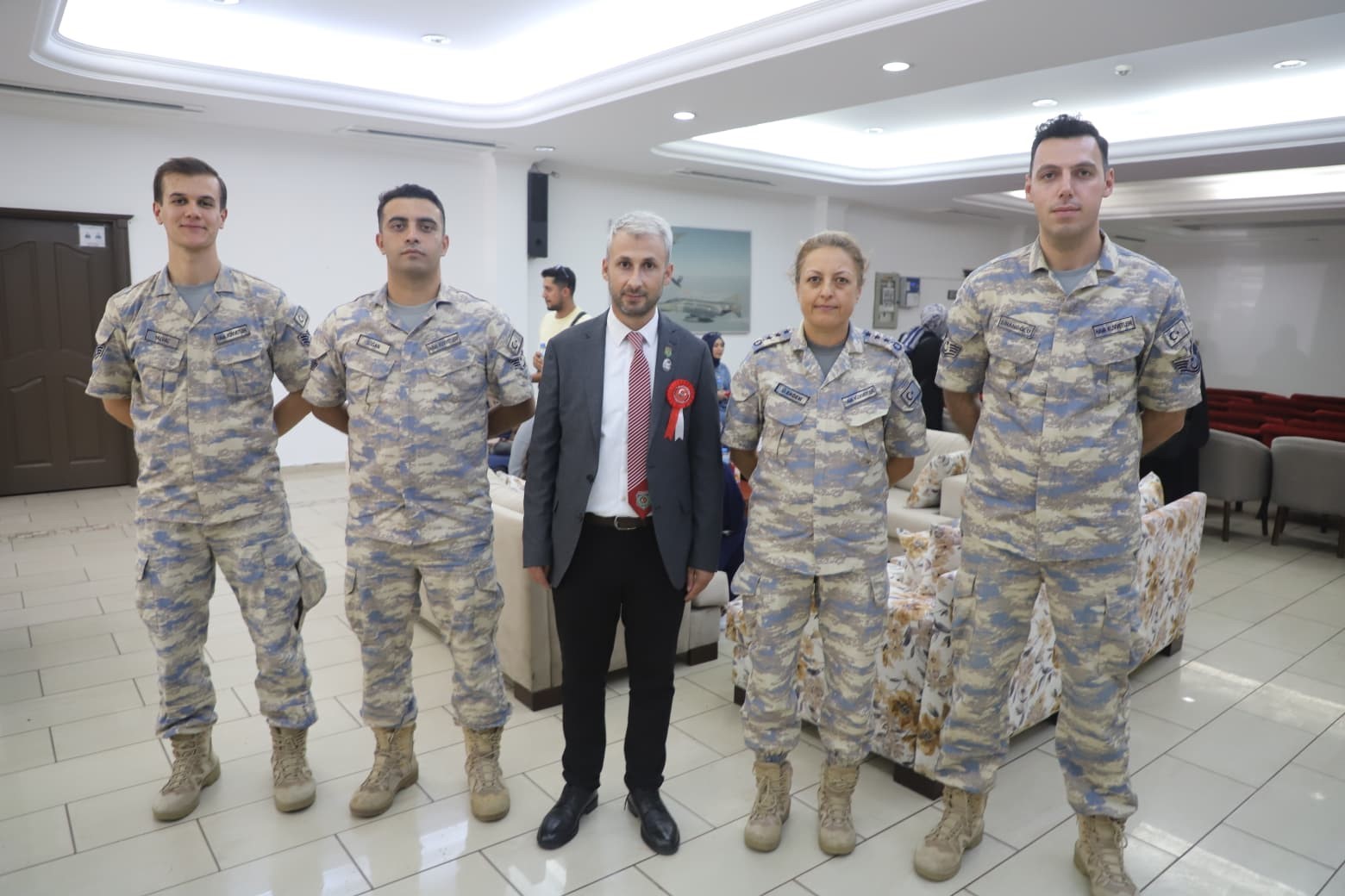 Manisalı şehit aileleri ve gazilerden Çiğli 2. Hava Üssü’ne anlamlı ziyaret