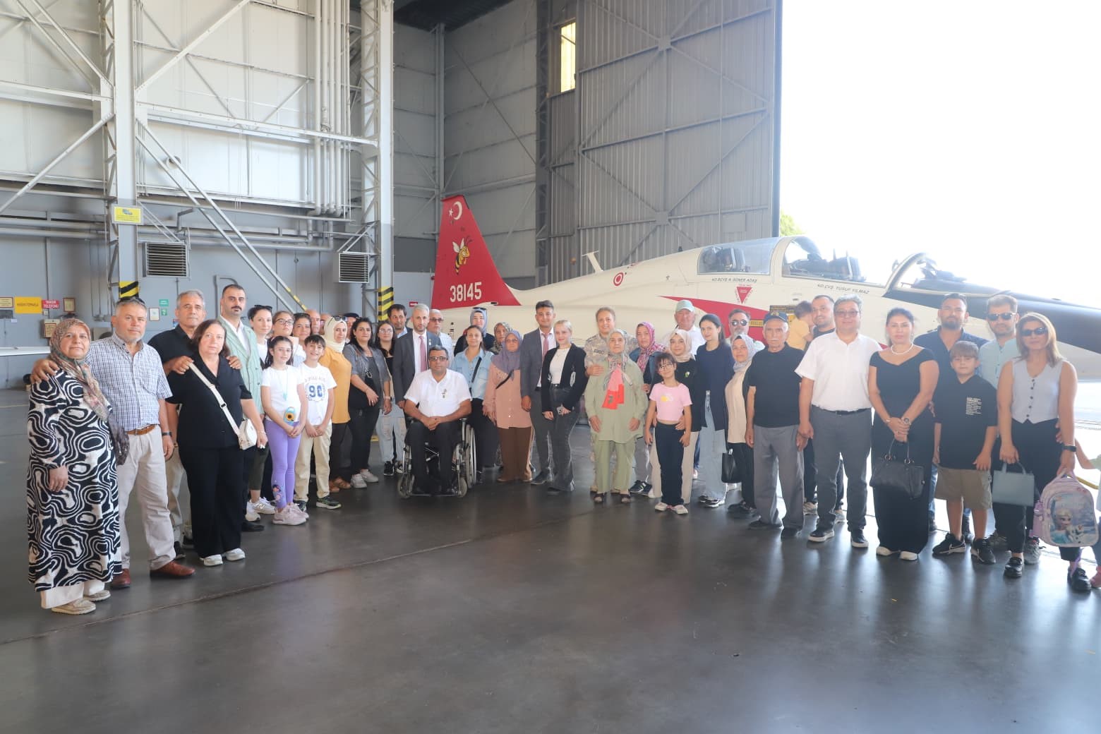 Manisalı şehit aileleri ve gazilerden &Ccedil;iğli 2. Hava &Uuml;ss&uuml;&rsquo;ne anlamlı ziyaret
