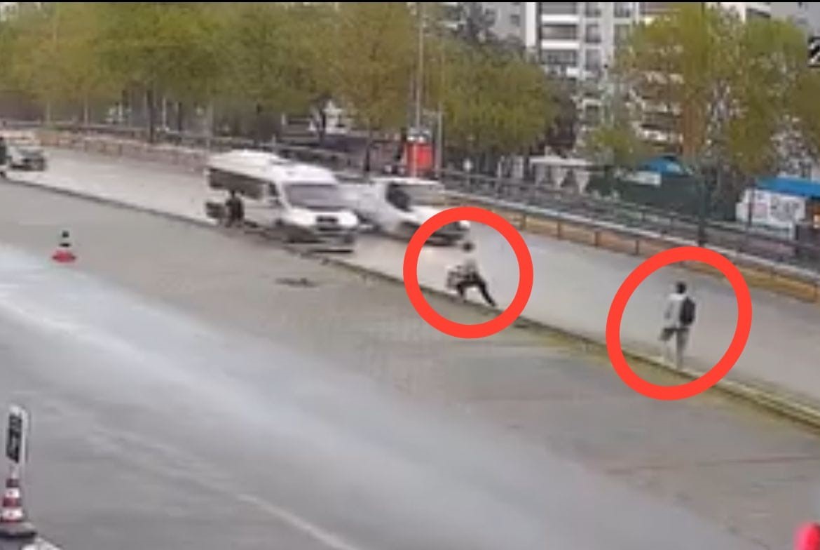 Yayaların ölümden döndüğü anlar kamerada
