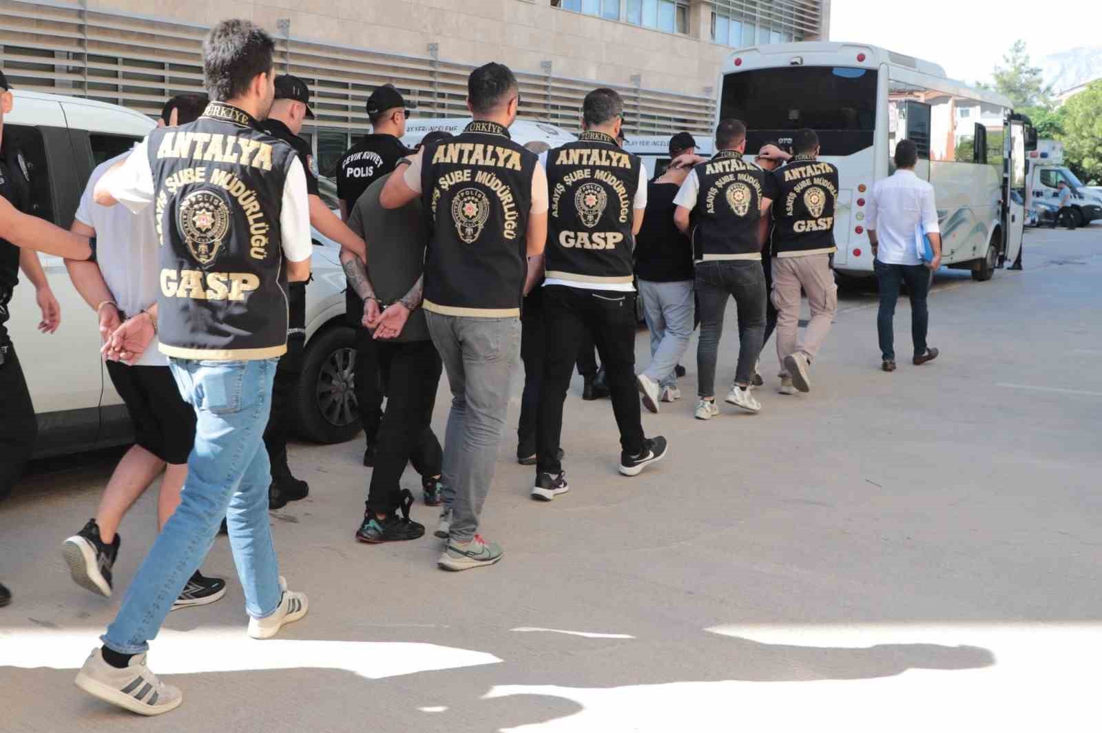 Antalya’da silahlı suç örgütüne eş zamanlı operasyon: 7 gözaltı