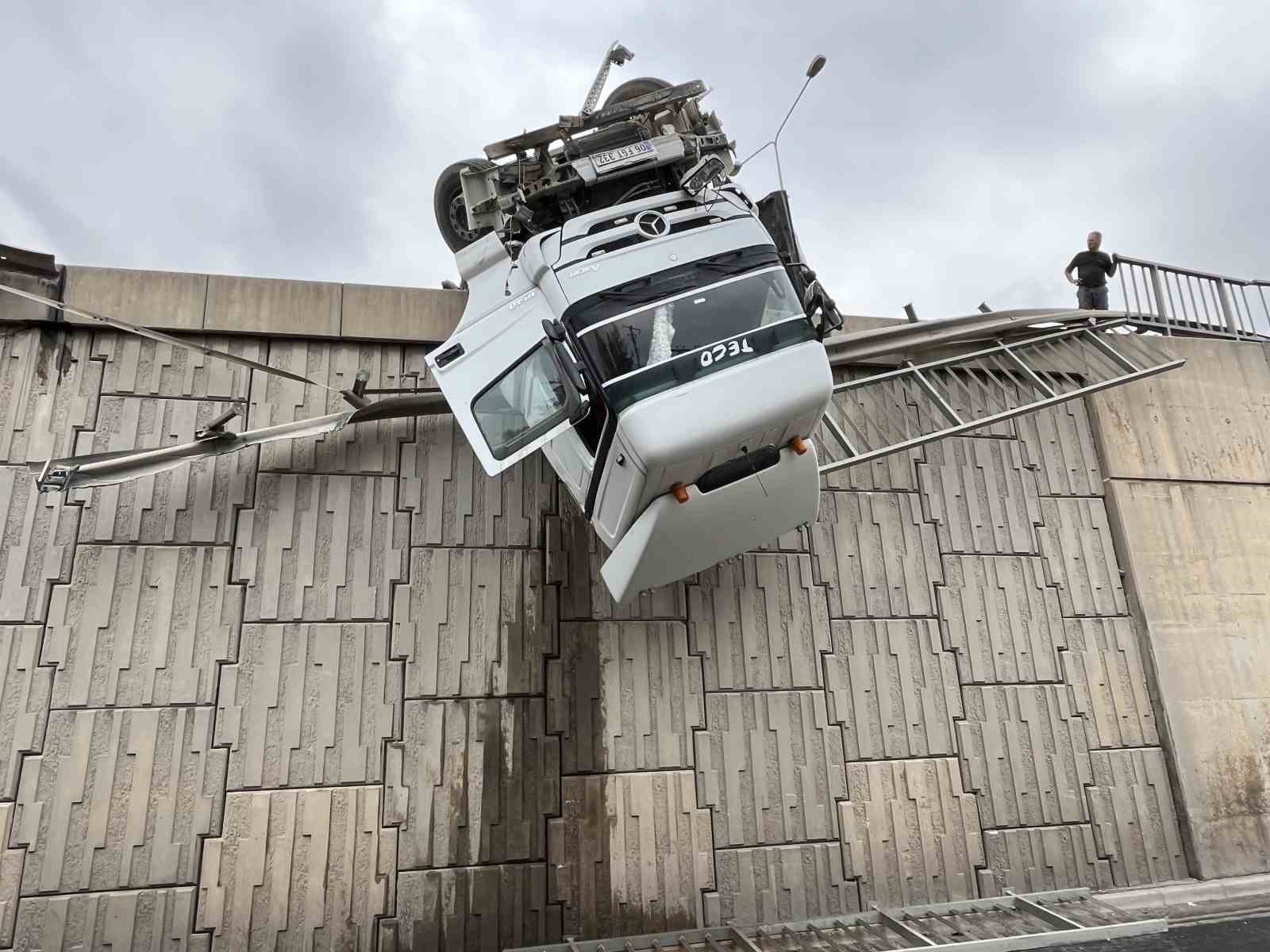 İzmir’de tır devrildi, kupası viyadükte asılı kaldı