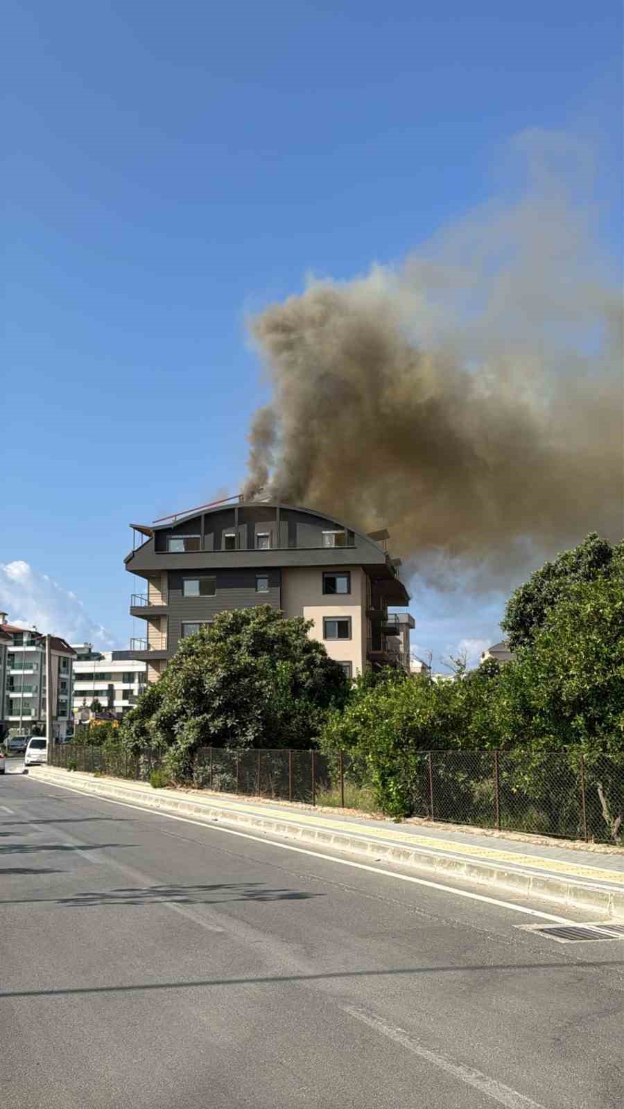 Alanya&rsquo;da inşaat halindeki apartmanın &ccedil;atı katında &ccedil;ıkan yangın korkuttu
