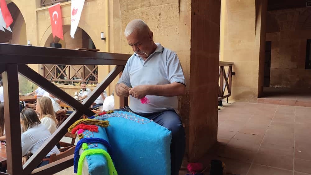 "Yaşayan İnsan Hazinesi" &ouml;d&uuml;ll&uuml; usta, semerciliği yaşatmaya devam ediyor
