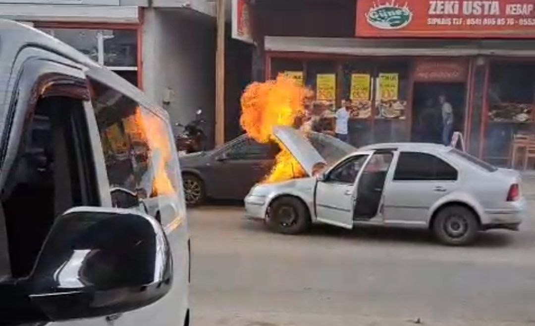 Adana&rsquo;da yanan otomobili esnaf su ve yangın t&uuml;p&uuml;yle s&ouml;nd&uuml;rd&uuml;
