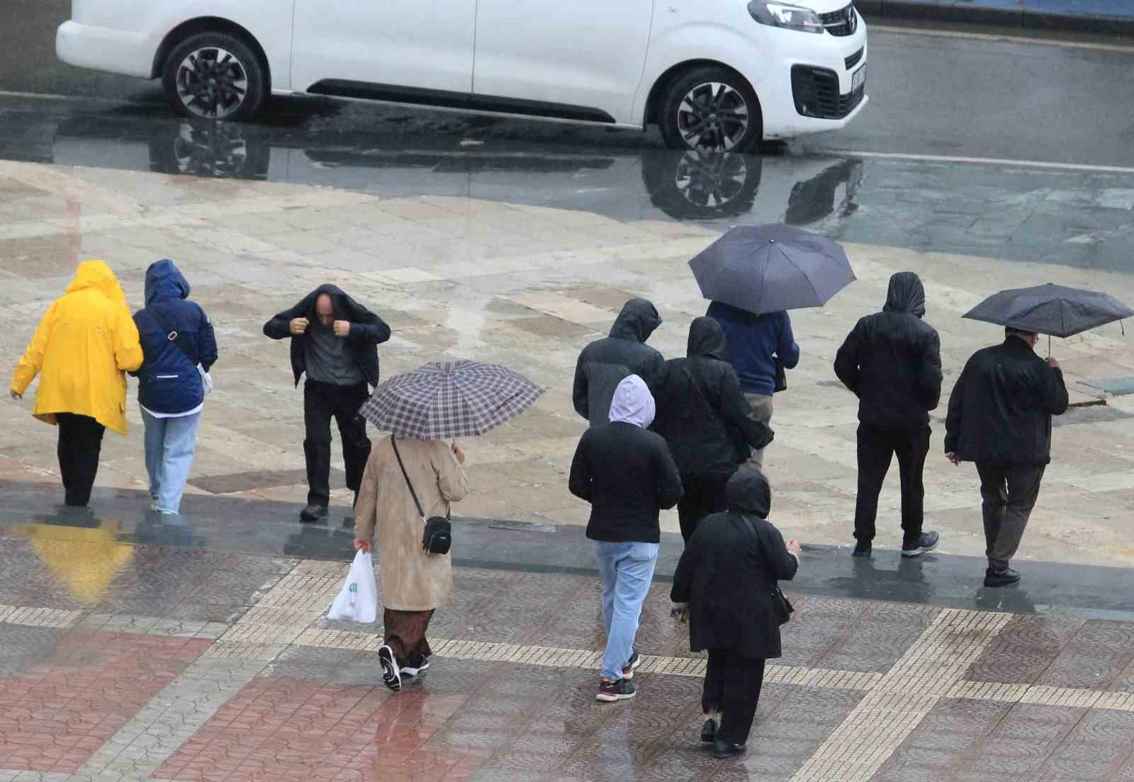 Samsun ve &ccedil;evreleri i&ccedil;in kuvvetli sağanak uyarısı
