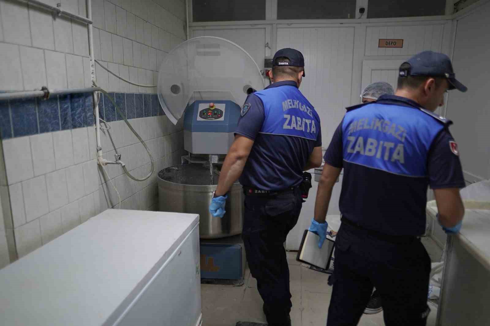Melikgazi zabıtası market ve fırınlarda denetim yaptı
