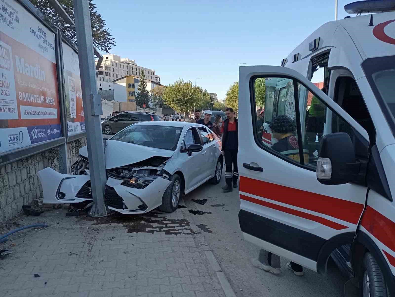 Mardin’de otomobil reklam panosu direğine çarptı: 1 yaralı