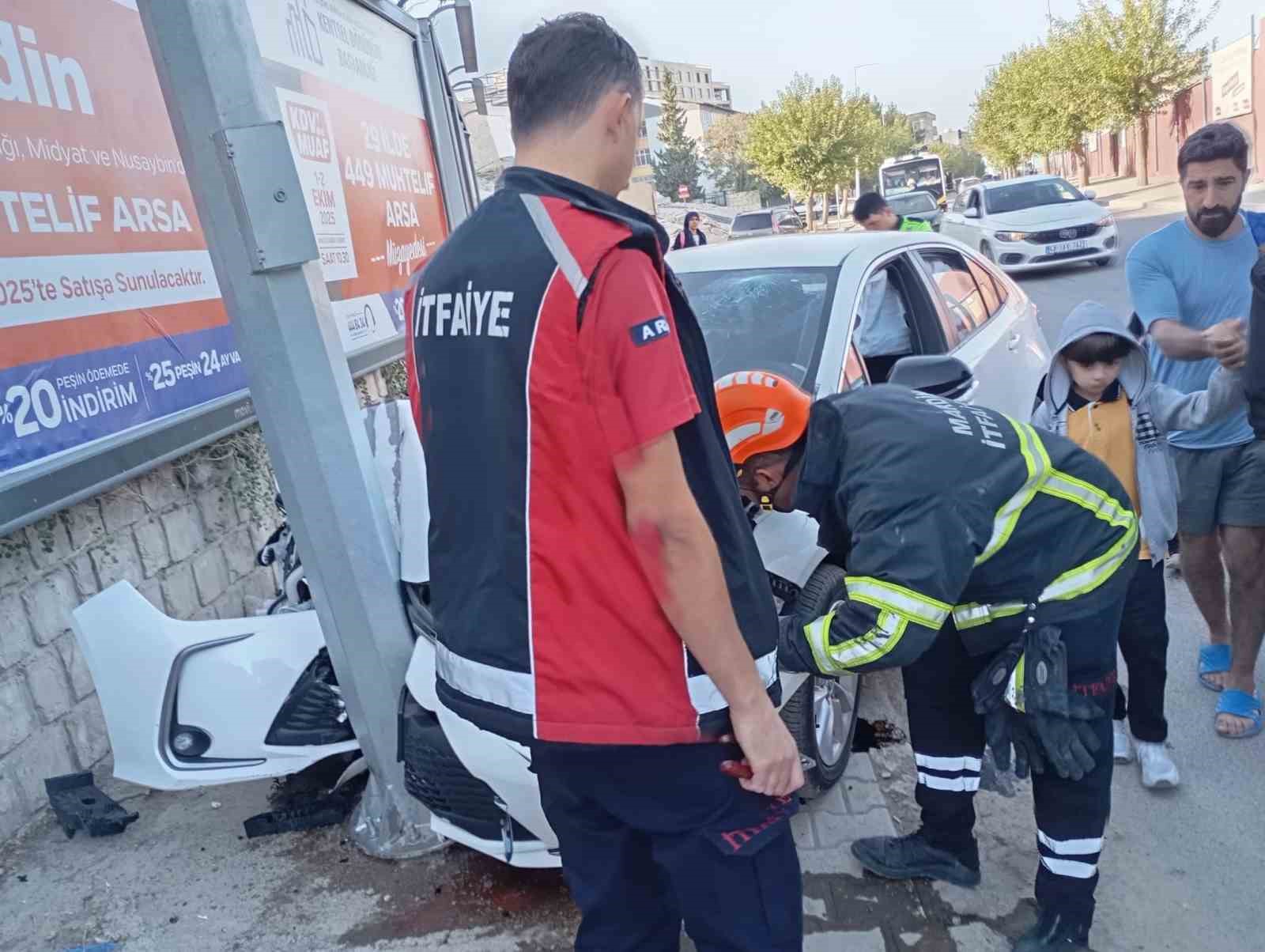Mardin’de otomobil reklam panosu direğine çarptı: 1 yaralı

