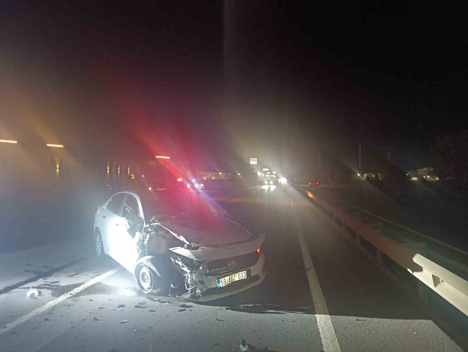 Otomobil traktörün römorkuna çarptı: 2 yaralı