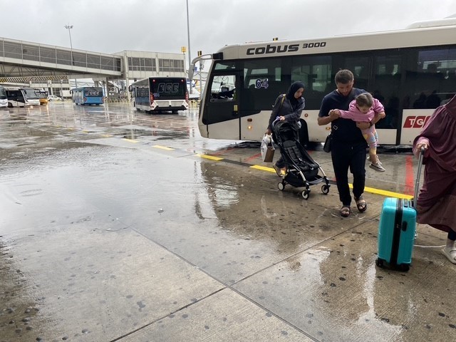 Sağanak yağış Sabiha Gökçen’deki yolculara zor anlar yaşattı