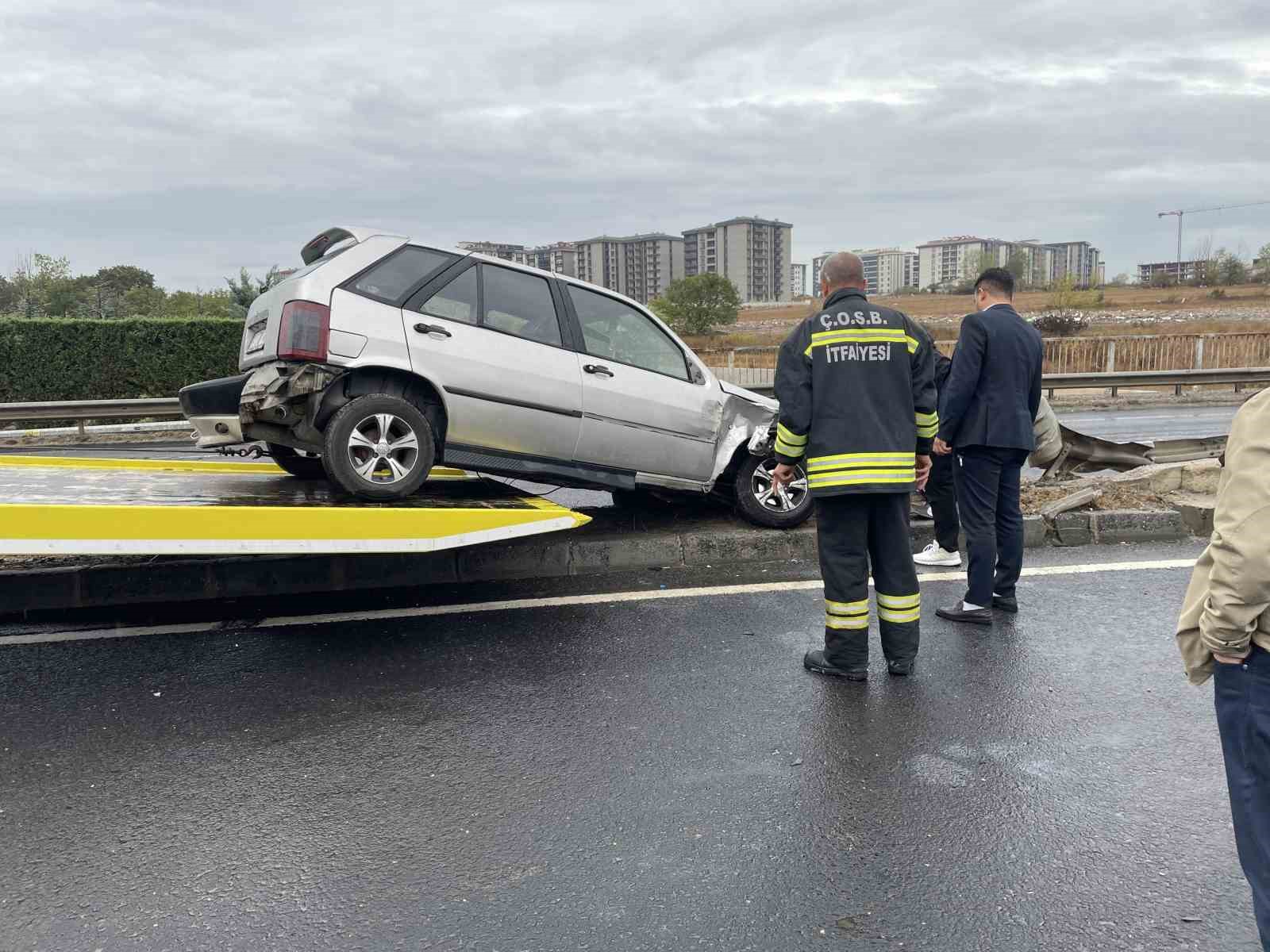Kamyonla &ccedil;arpışan otomobil ref&uuml;je daldı
