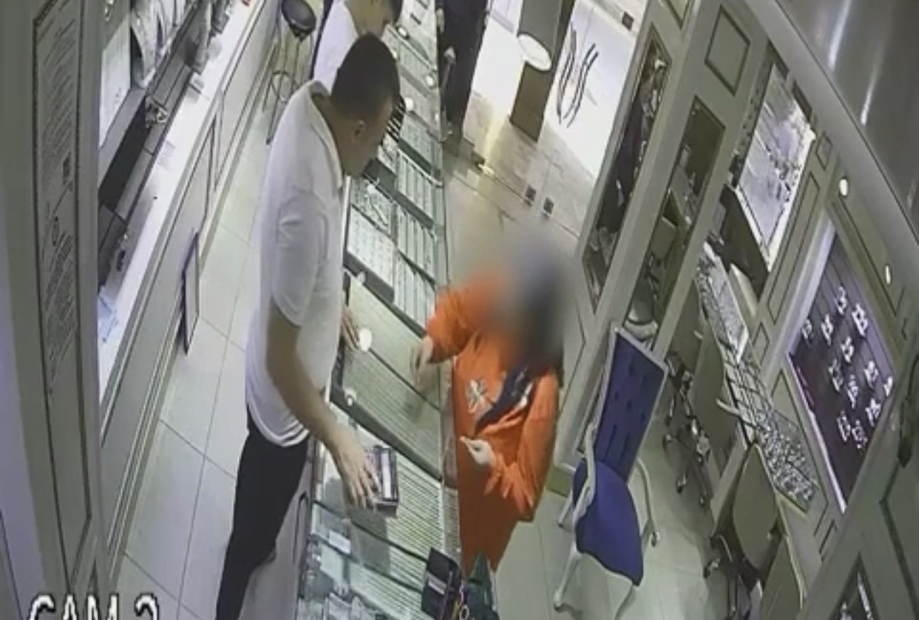 Yardıma gittiği komşusunun 200 bin TL’lik altılarını çalmıştı: Kadının altınları kuyumcuya satma anı kamerada
