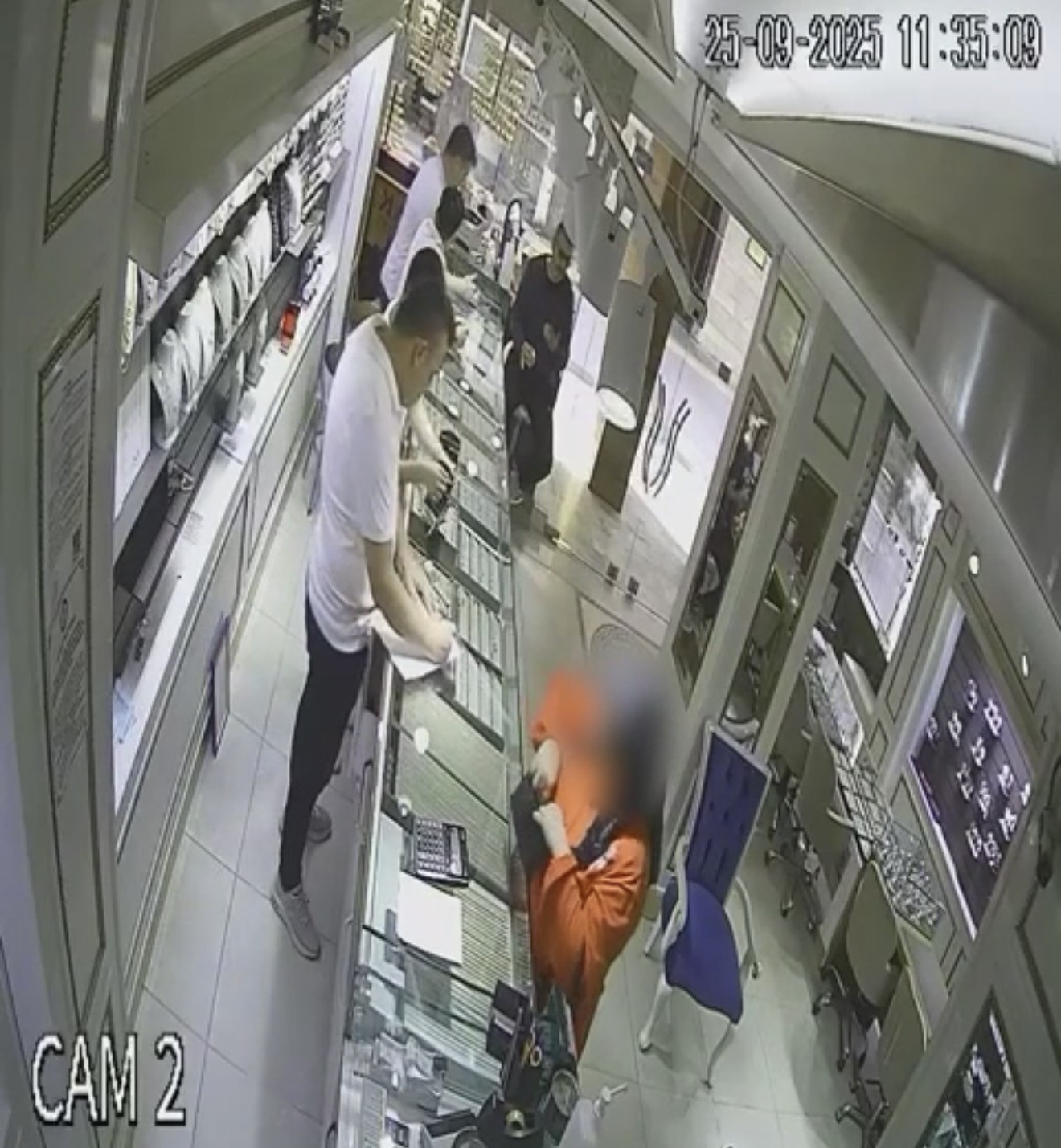 Yardıma gittiği komşusunun 200 bin TL&rsquo;lik altılarını &ccedil;almıştı: Kadının altınları kuyumcuya satma anı kamerada
