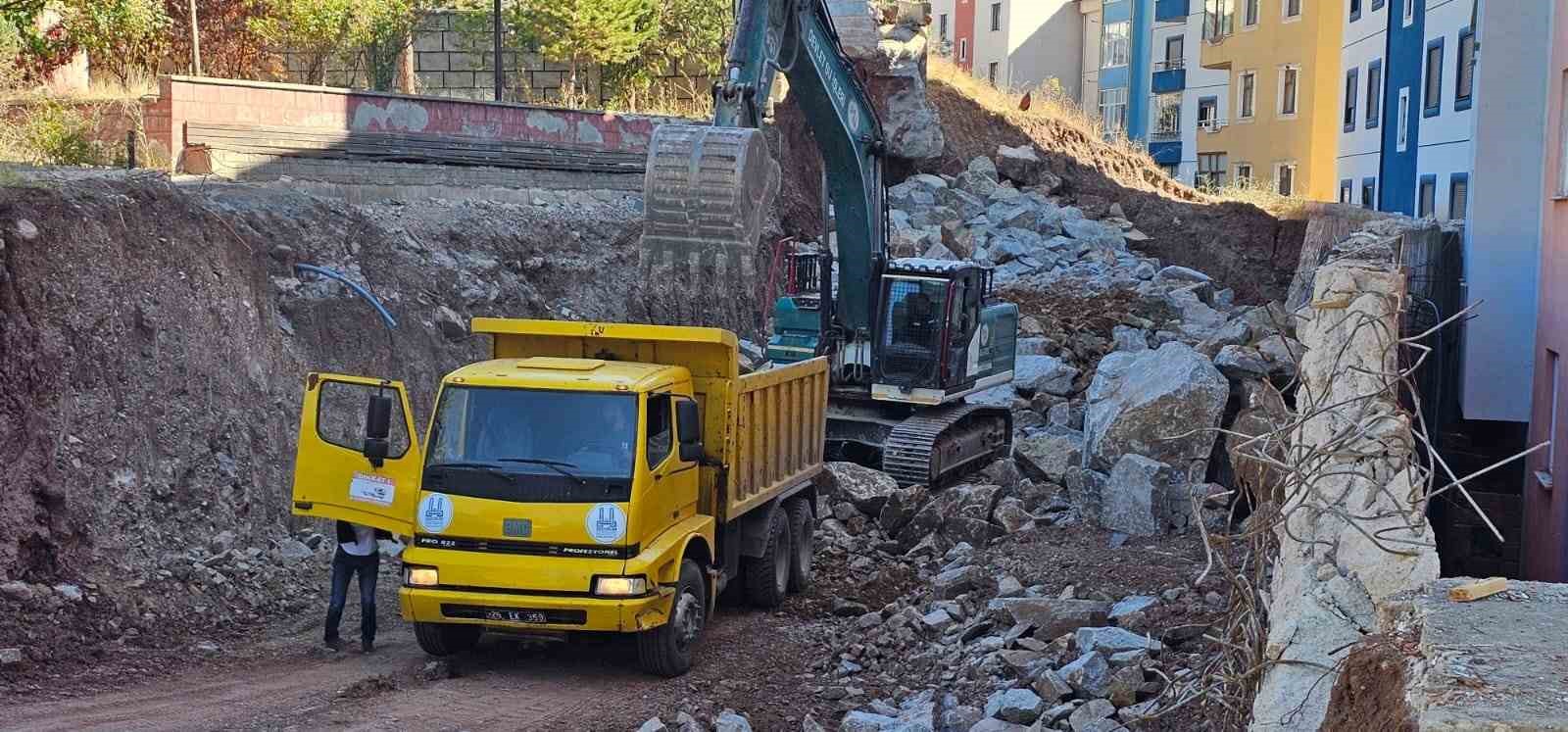 İspir’de heyelan krizi