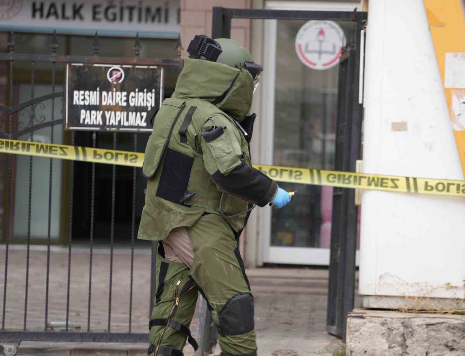 ATM önünde unutulan şüpheli çanta polisi alarma geçirdi