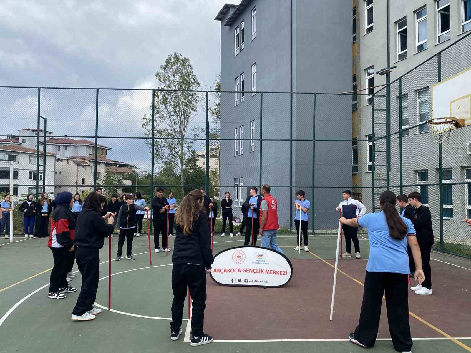 Akçakoca’da Gençlik Merkezi, faaliyetlerini okullara taşıdı