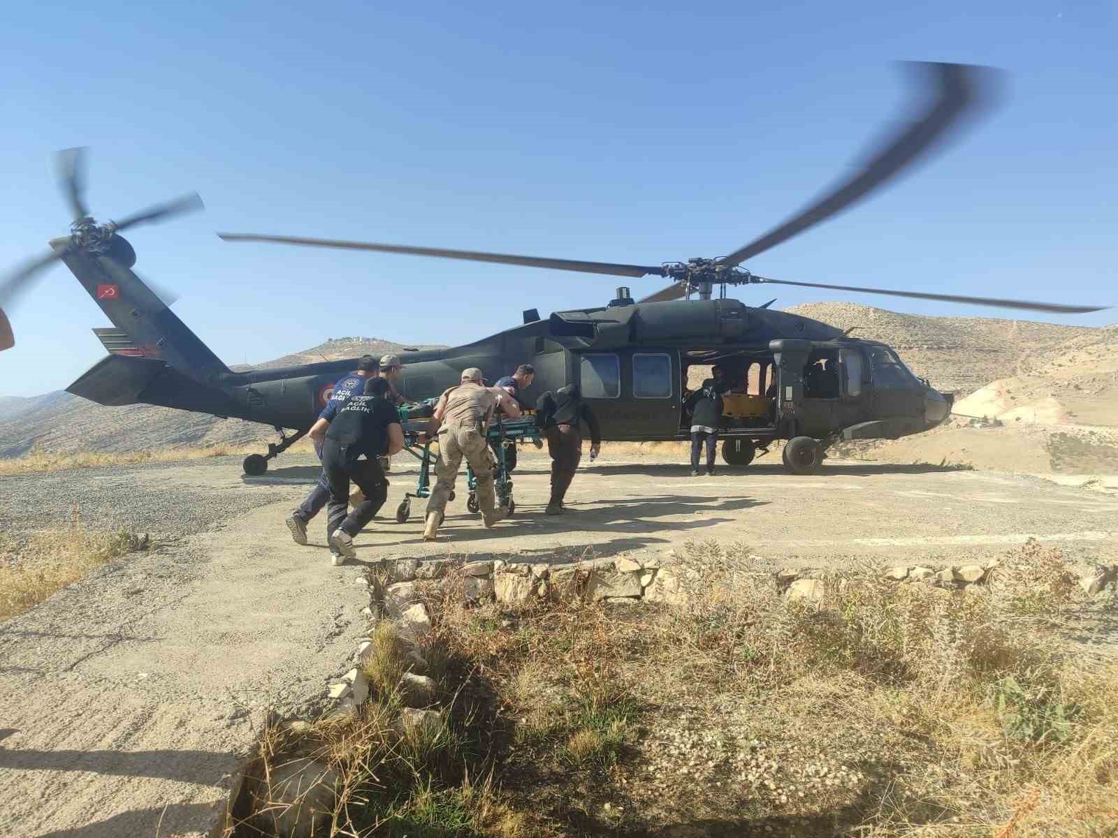 Siirt’te jandarma helikopteri, iş kazası geçiren vatandaşı hastaneye taşıdı