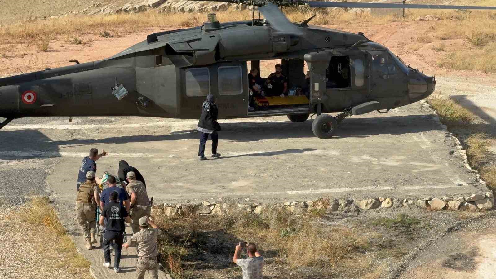 Siirt&rsquo;te jandarma helikopteri, iş kazası ge&ccedil;iren vatandaşı hastaneye taşıdı
