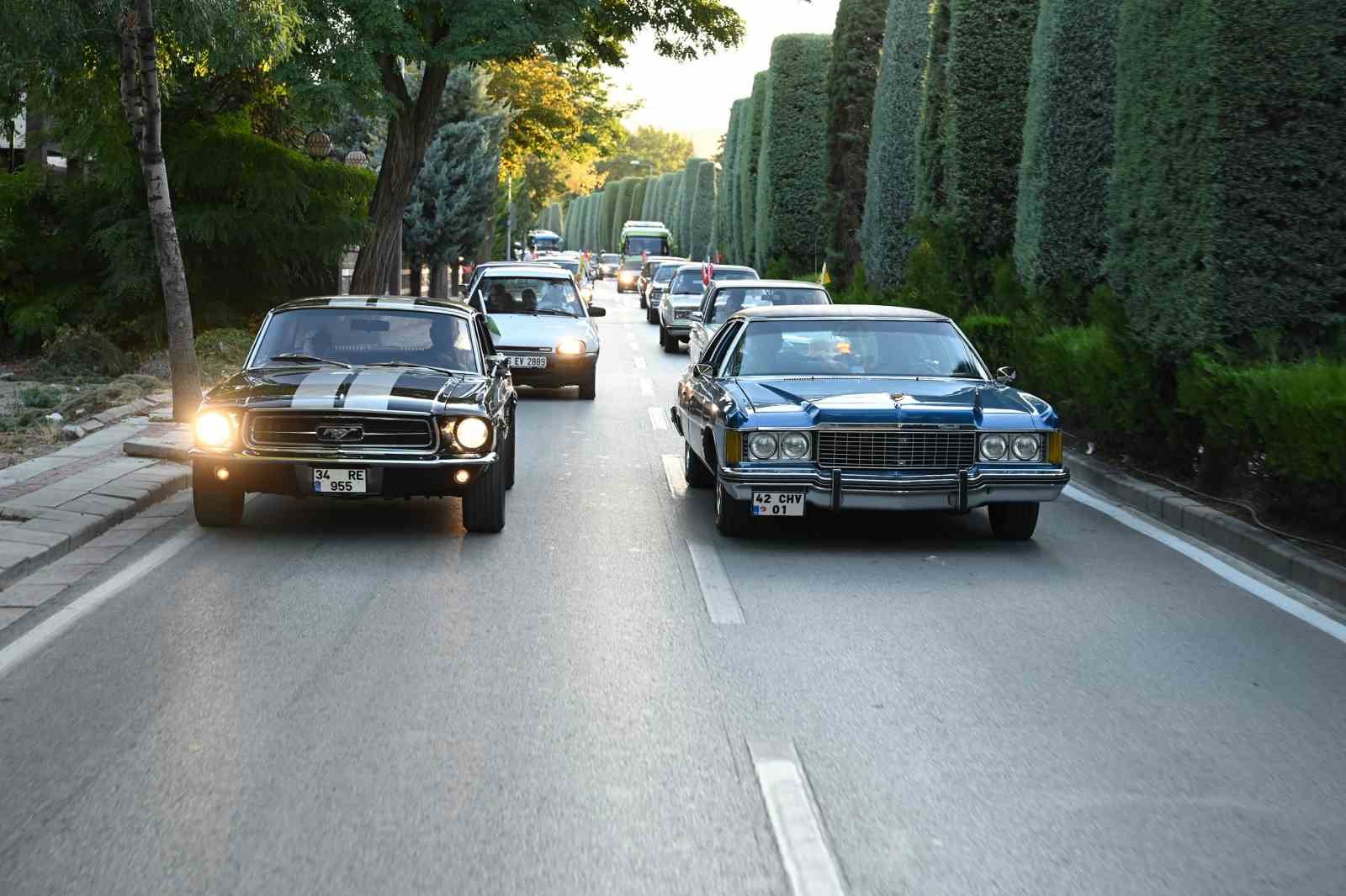 Konya Büyükşehir’den huzurevindeki büyüklere klasik araçlar ve açık hava sinemasıyla nostaljik sürpriz