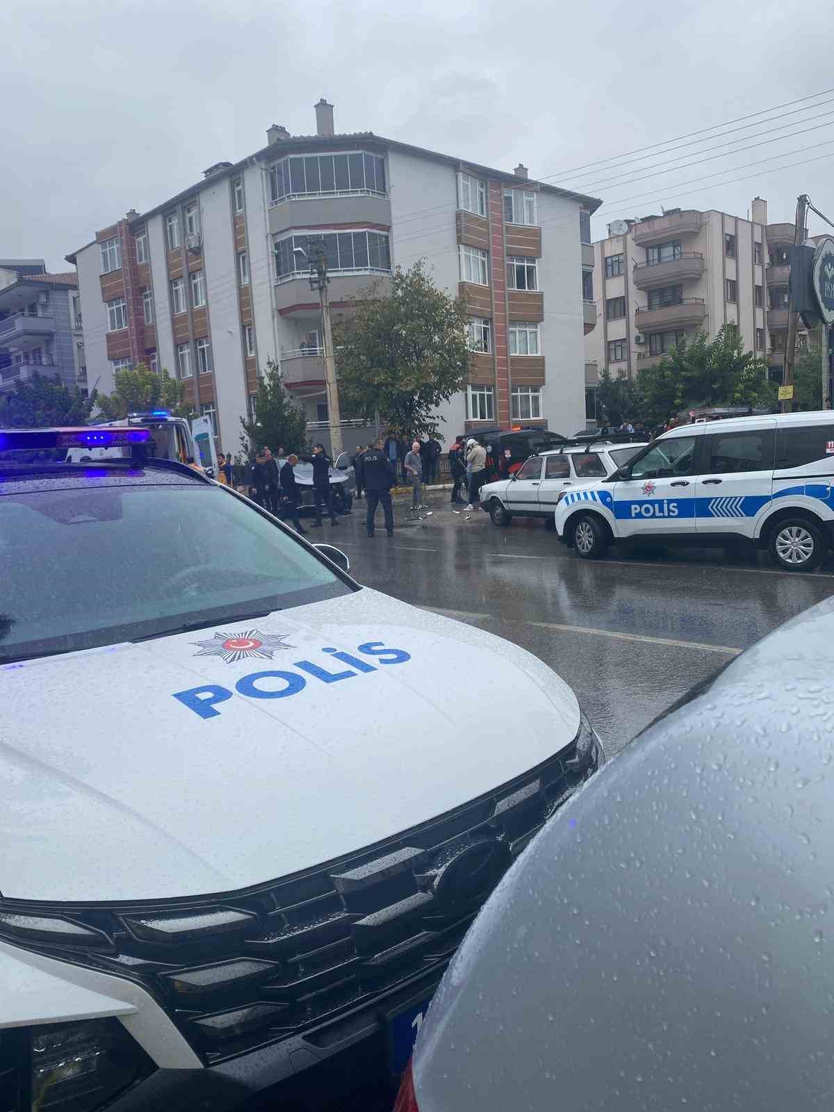 Polisten ka&ccedil;tı ortalığı birbirine kattı
