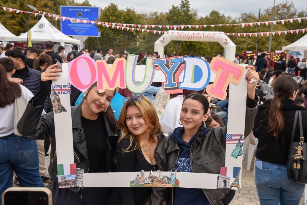 "OM&Uuml; Uyum Fest" ile yeni &ouml;ğrencilere coşkulu karşılama
