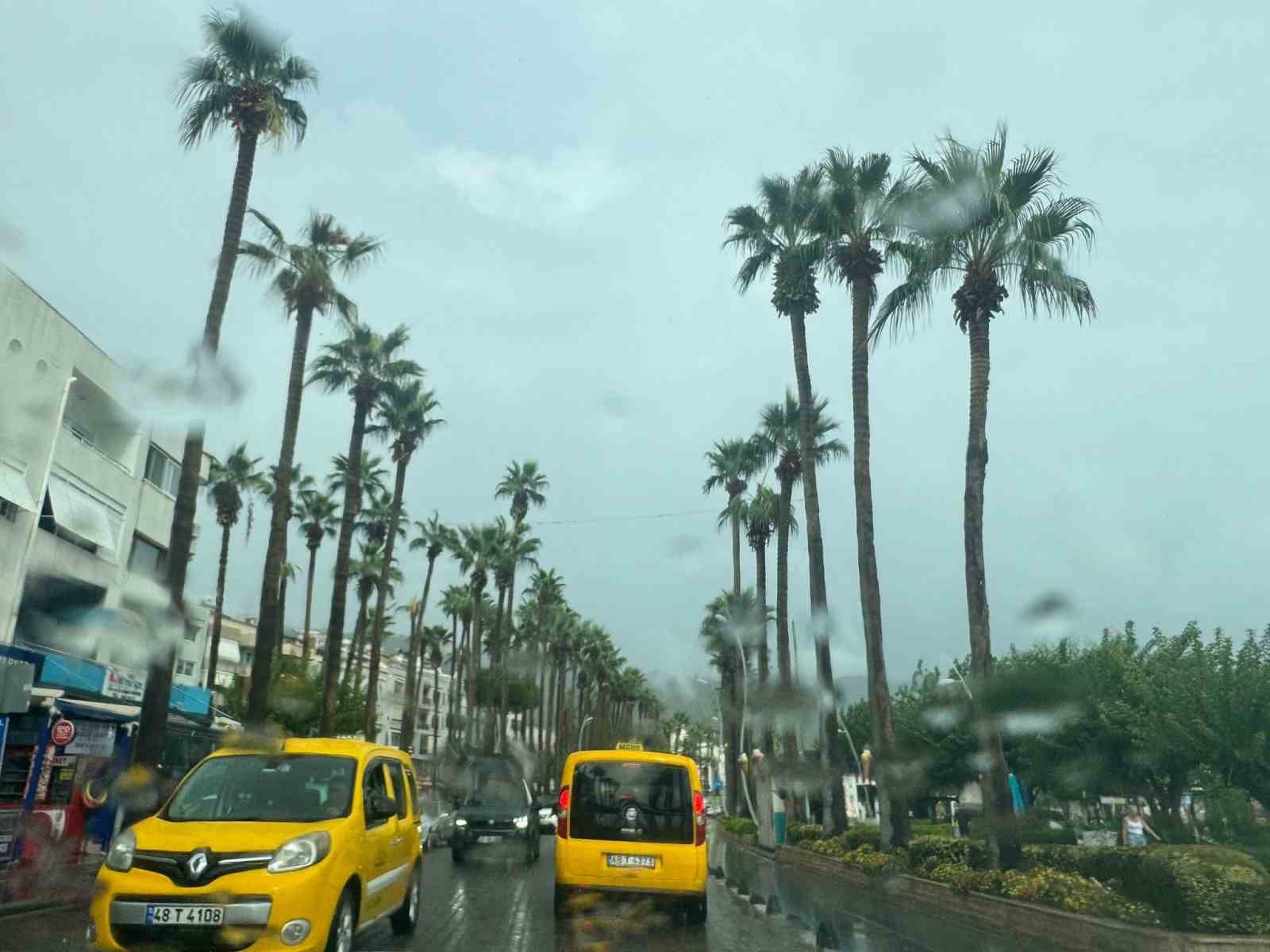 Marmaris’e sonbaharın ilk yağmuru düştü