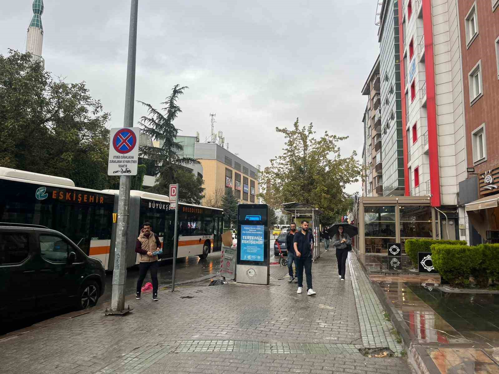 Meteorolojinin uyarısını dikkate almayan vatandaşlar yağmur altında kaldı
