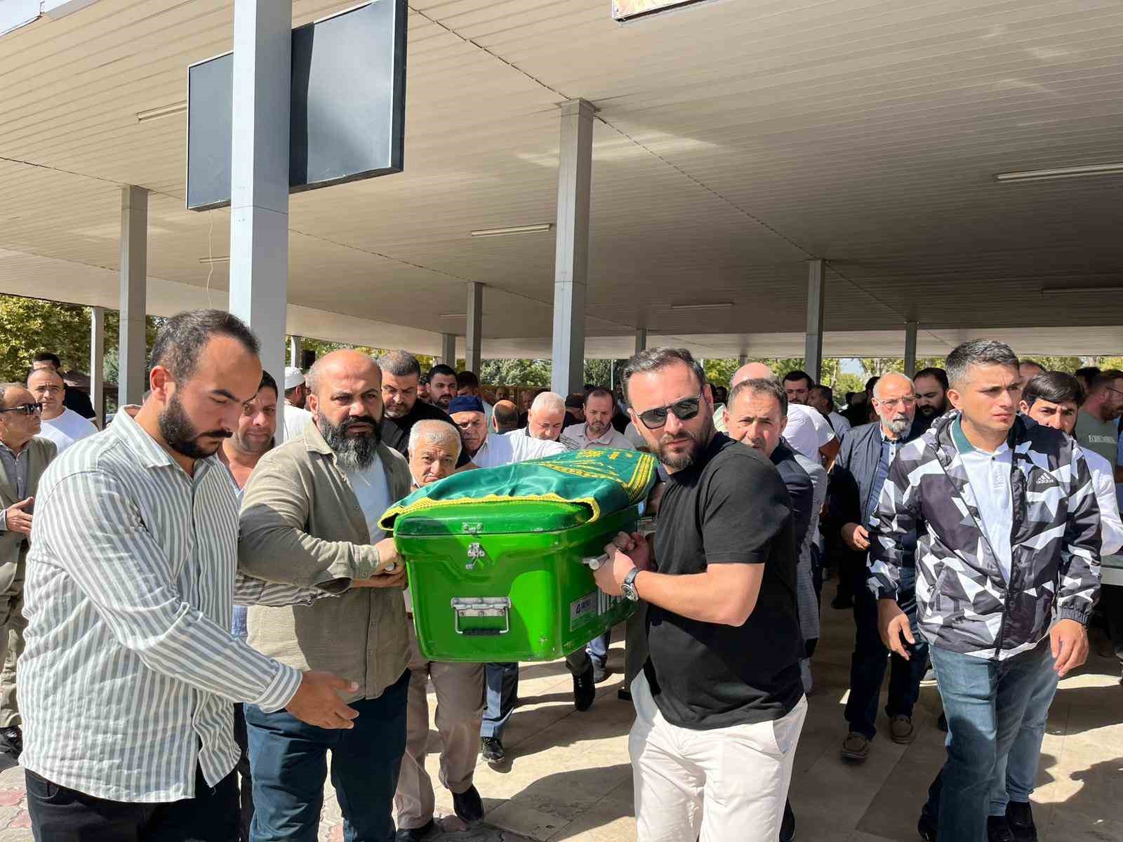 Malatya&rsquo;da d&uuml;ğ&uuml;n &ouml;ncesi kaybolan gen&ccedil; g&ouml;zyaşlarıyla defnedildi
