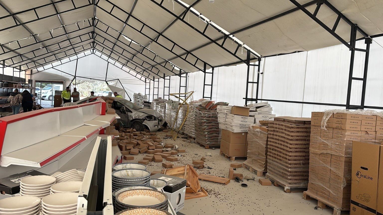 Kontrolden &ccedil;ıkan otomobil iş yerine girdi
