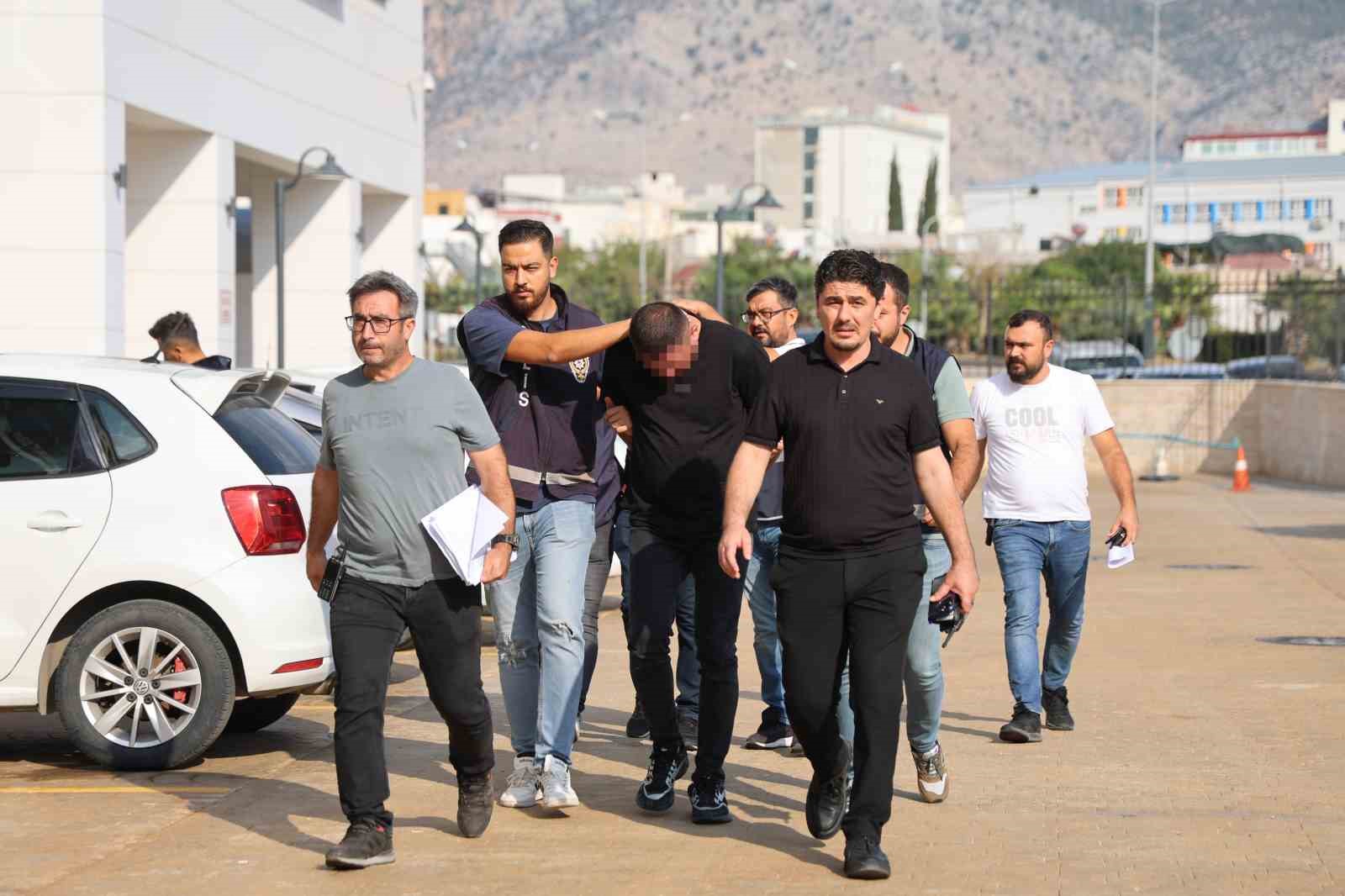 Oto galeriyi tarayan ş&uuml;pheliler adliyeye sevk edildi
