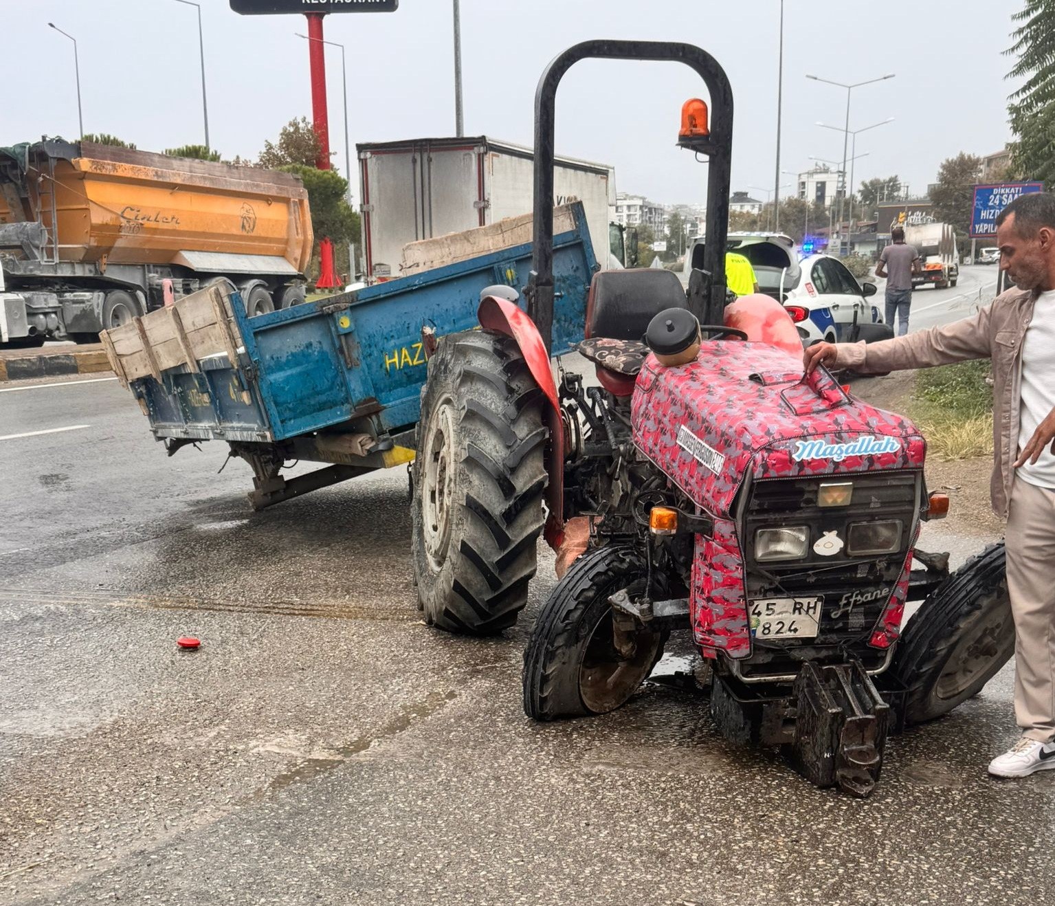 Manisa’da tır ile traktör çarpıştı: Yaşlı sürücü ağır yaralı
