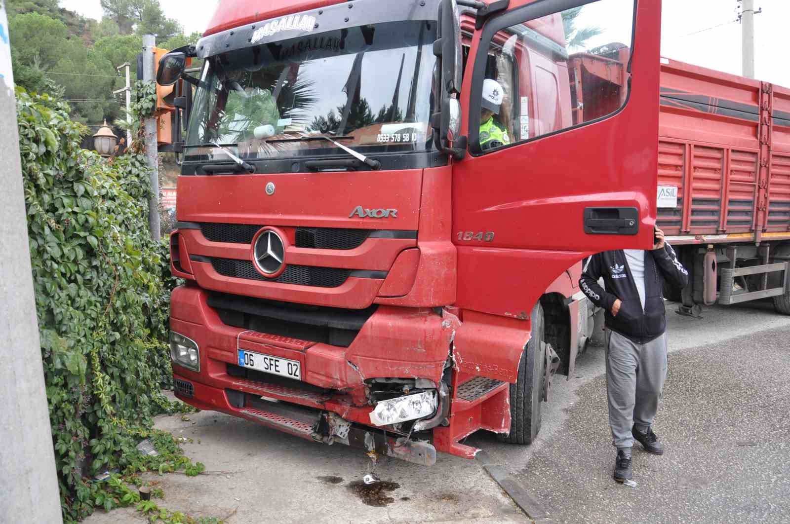 Manisa&rsquo;da tır ile trakt&ouml;r &ccedil;arpıştı: Yaşlı s&uuml;r&uuml;c&uuml; ağır yaralı
