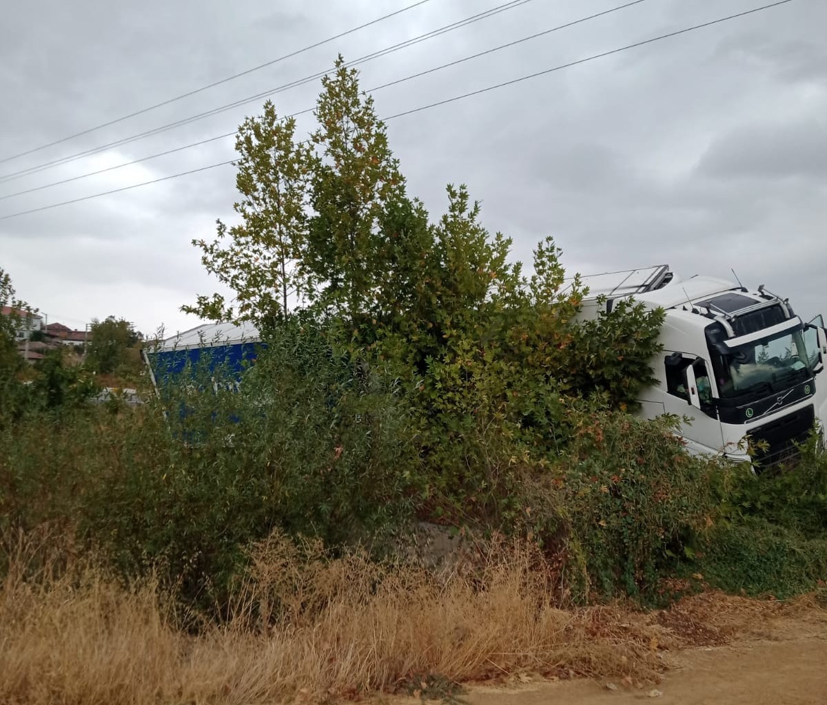 Yağışta yoldan çıkan tır şarampole girdi