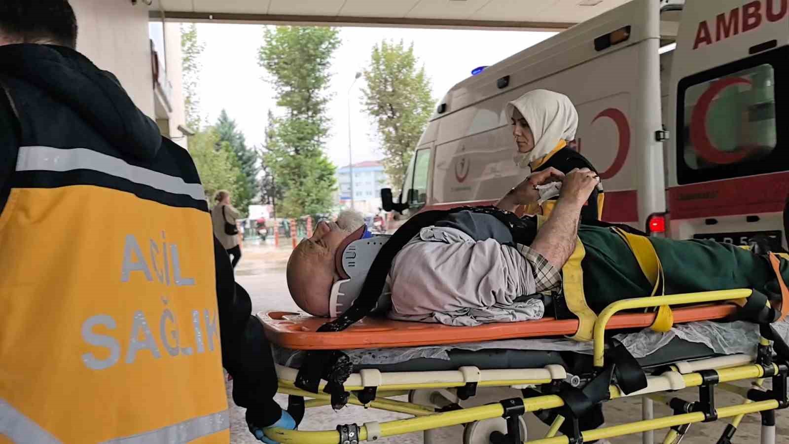 Otomobil bariyerlere saplandı; 1&rsquo;i ağır 2 kişi yaralandı
