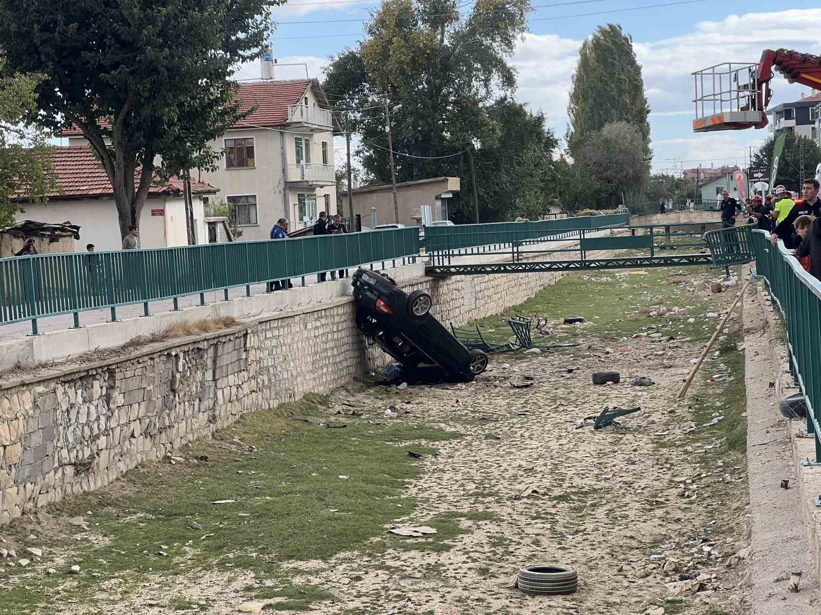 Otomobilin kanala u&ccedil;tuğu kaza anı kamerada
