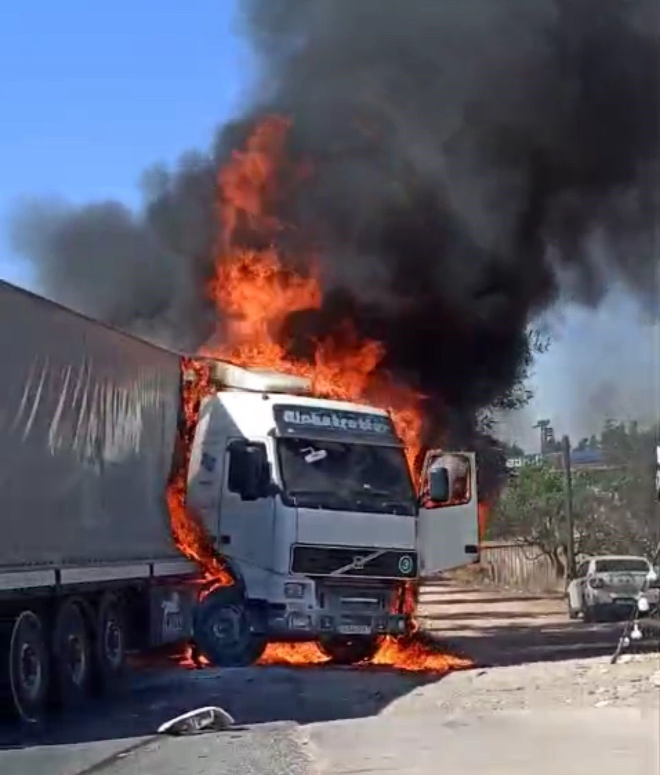 Gaziantep&rsquo;te seyir halindeki tır alev aldı
