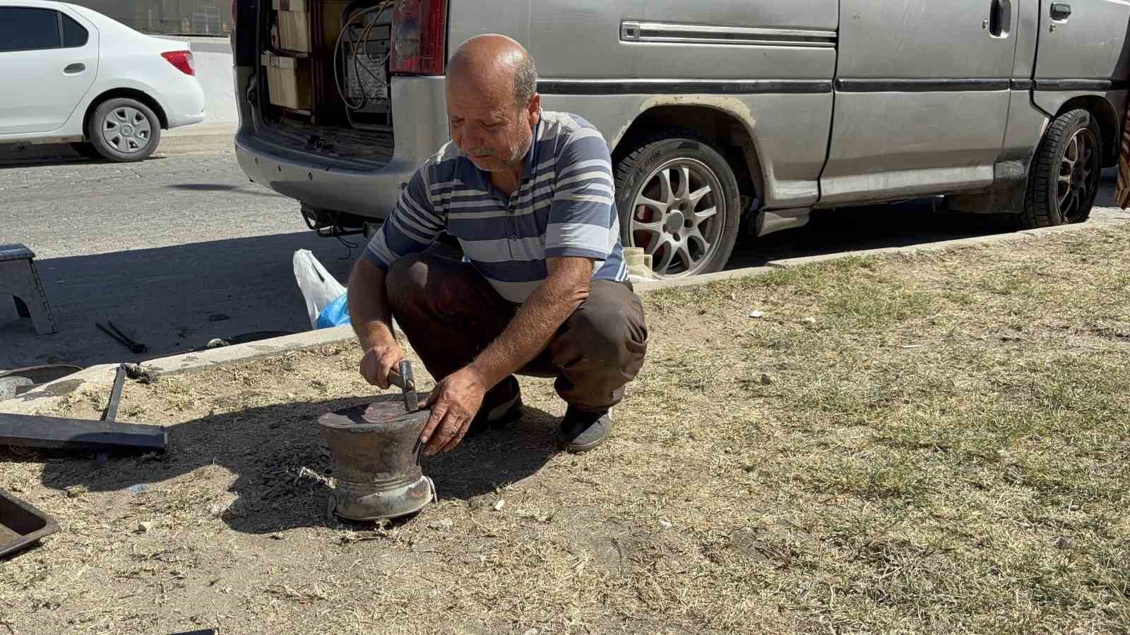 Trakya&rsquo;da 30 yıldır mahalle mahalle dolaşarak kalaycılık yapıyorlar
