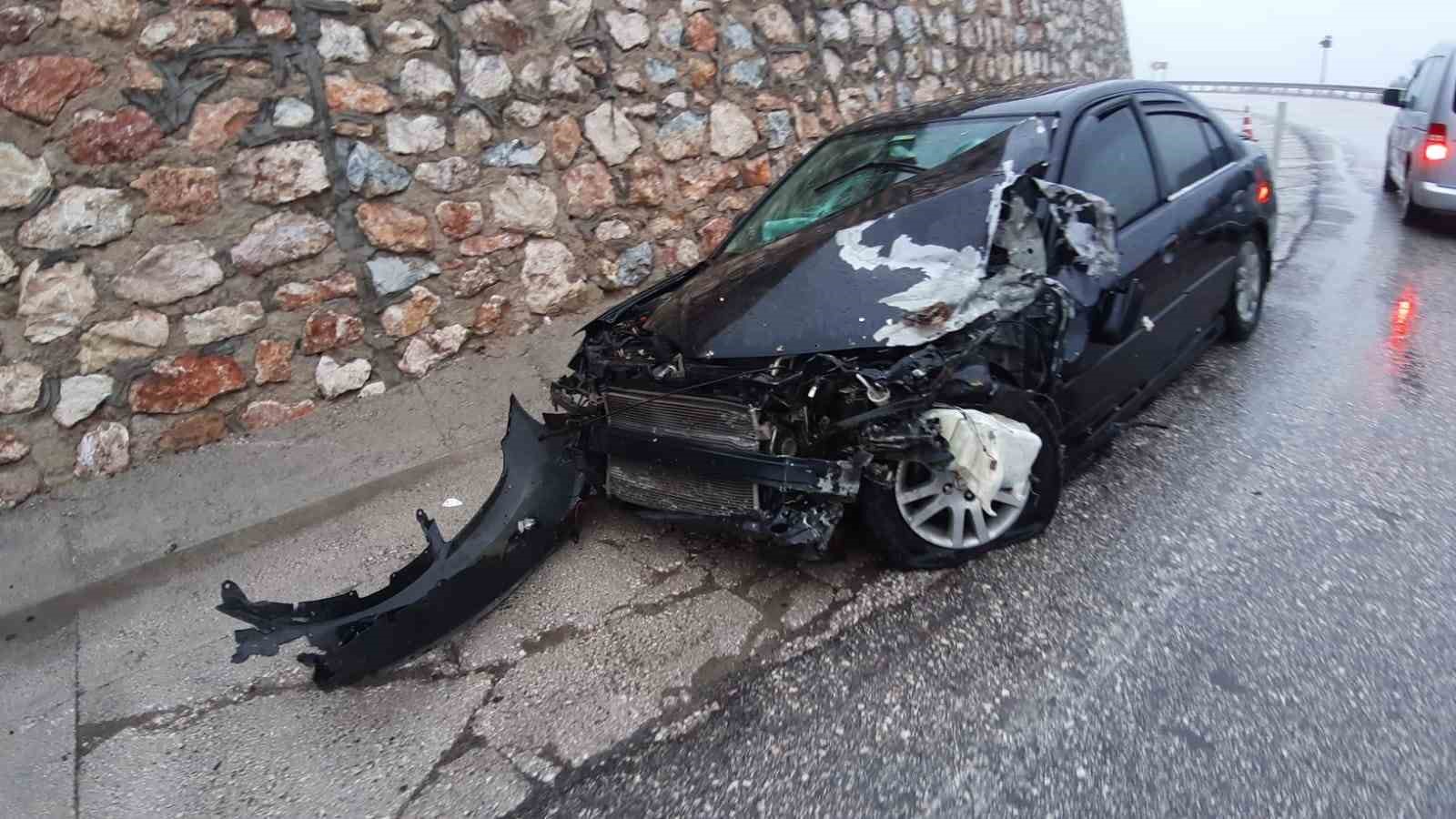 Yağış kazayı beraberinde getirdi: Karavan otomobille &ccedil;arpıştı
