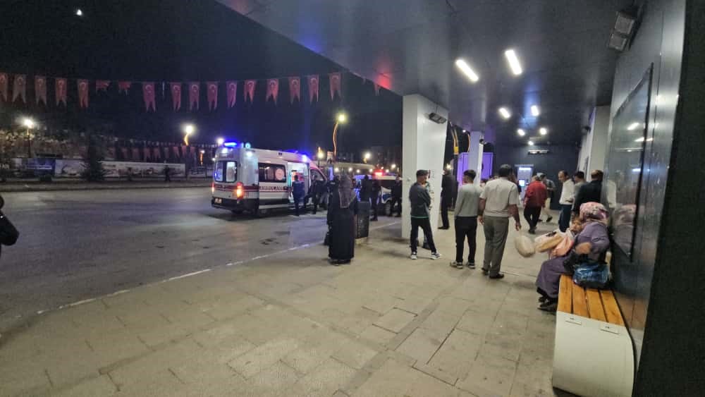 Gasp&ccedil;ı telefonunu almak istediği şahsı bı&ccedil;akla yaraladı
