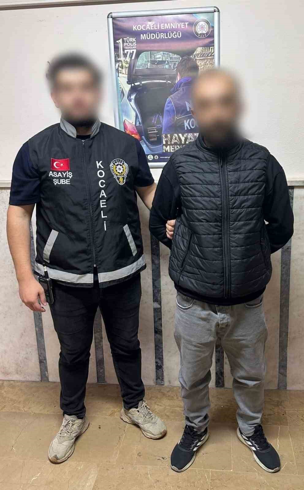 14 yıl 6 ay hapis cezası ile aranan h&uuml;k&uuml;ml&uuml; silah ve uyuşturucuyla yakalandı
