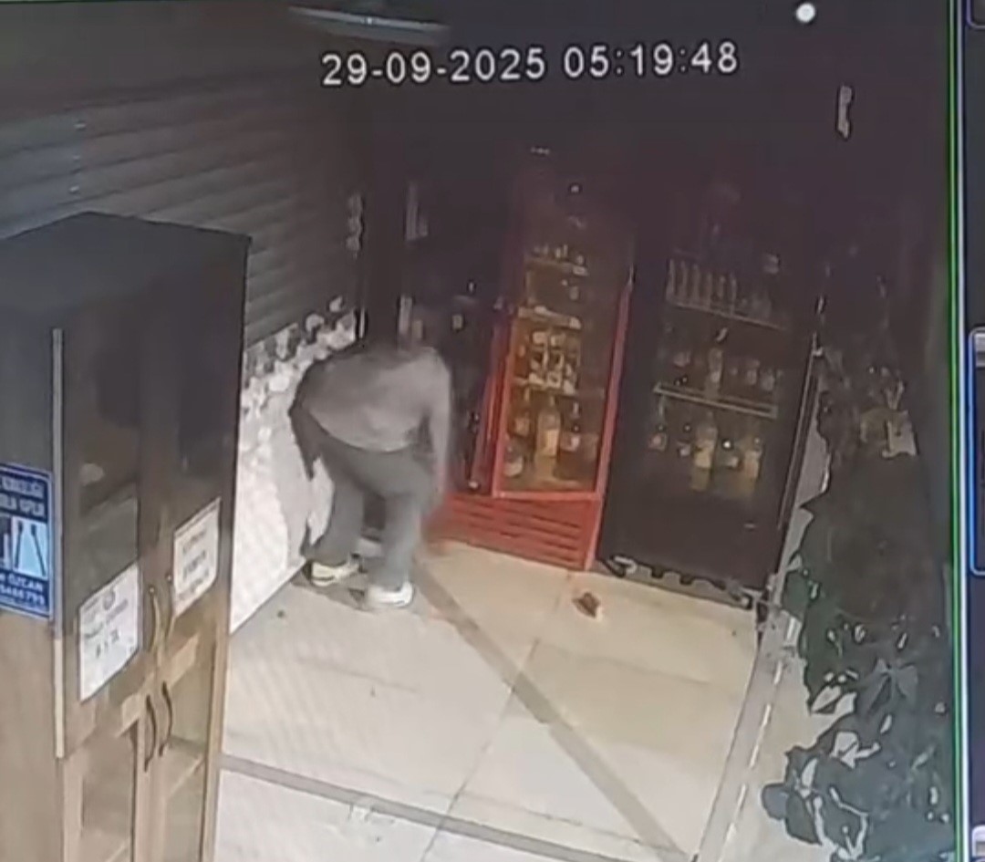 Elazığ’da büfeden hırsızlık kamerada