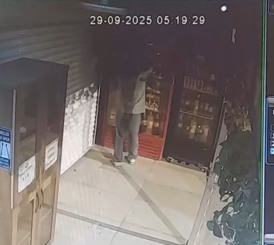 Elazığ&rsquo;da b&uuml;feden hırsızlık kamerada
