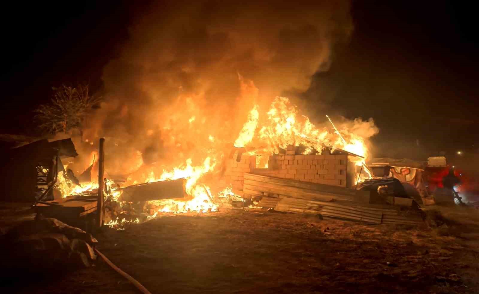 Tandırda yapılan ekmek evi alev alev yaktı