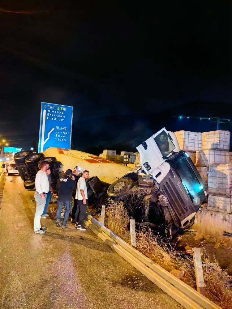 Amasya’da tanker devrildi: 1 yaralı