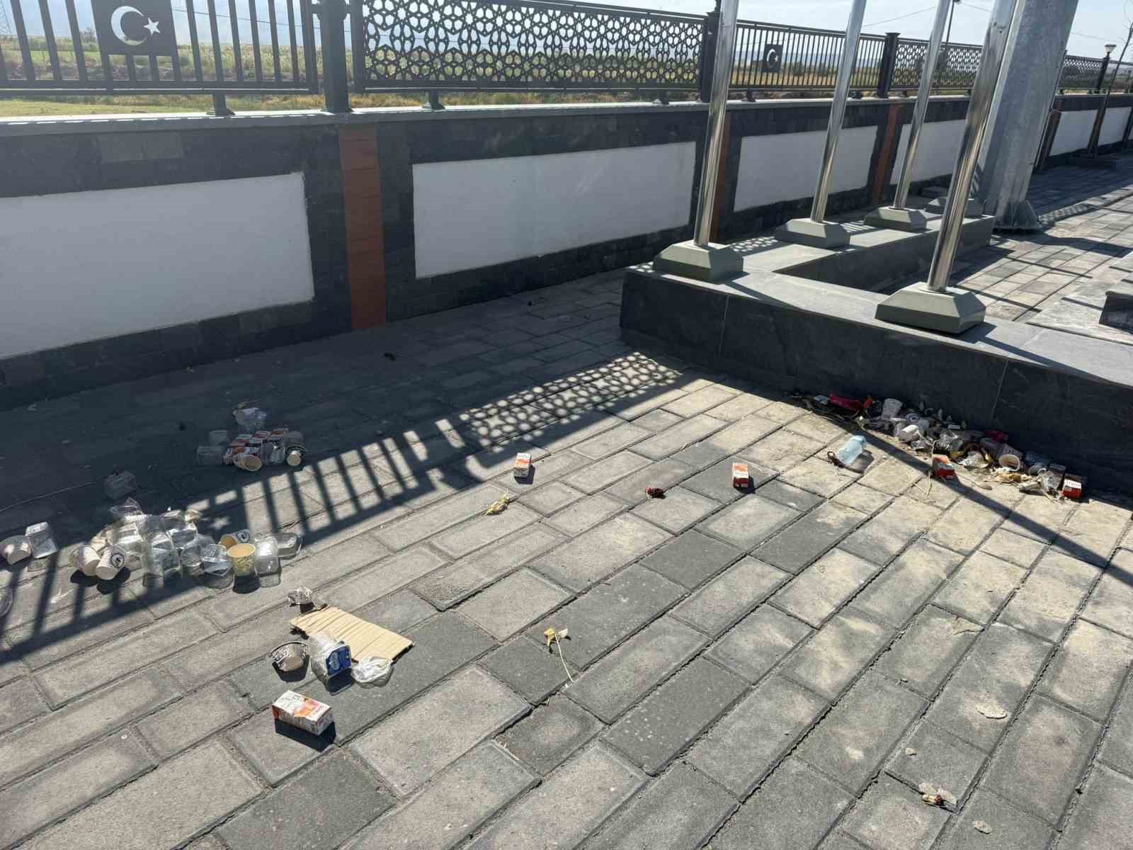 Şehitler için yapılan anıtta utandıran ihmal