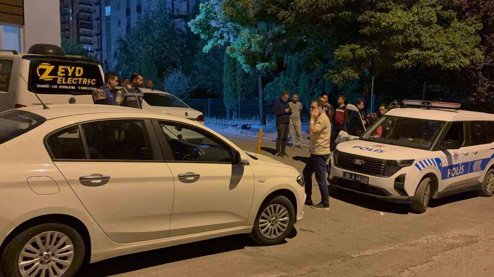 12 yaşındaki &ccedil;ocuk &uuml;vey babasını bı&ccedil;akladı
