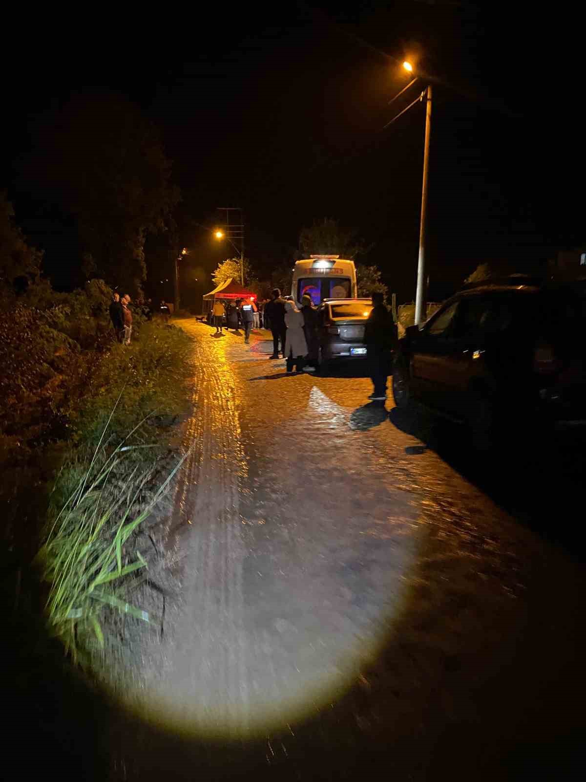 Telefon ve ayakkabısı Sakarya Nehri kenarında bulunan kayıp kadın i&ccedil;in ekipler seferber oldu
