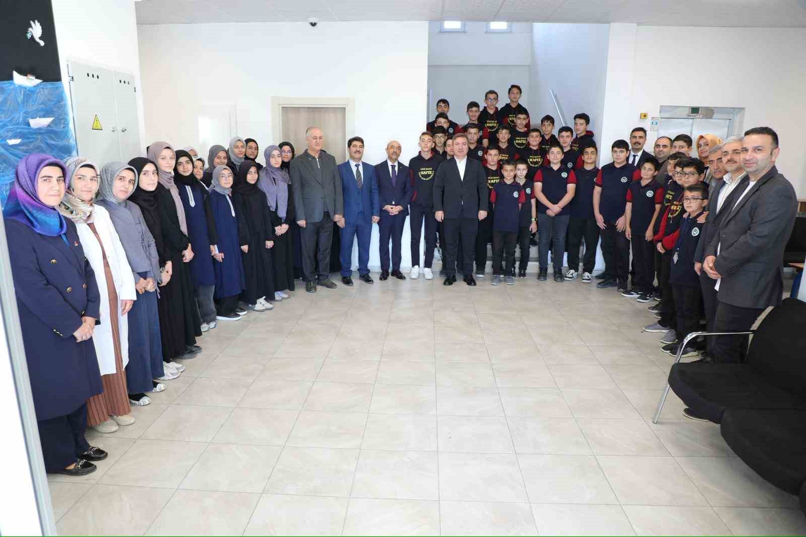 Vali Aydoğdu, ortaokul öğrencileriyle bir araya geldi