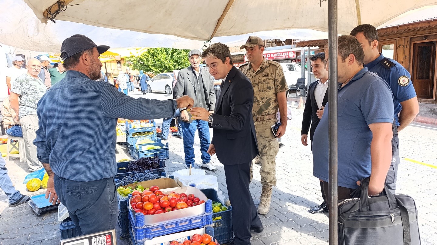 Kaymakam Arıkan pazar yeri ve okulda incelemede bulundu