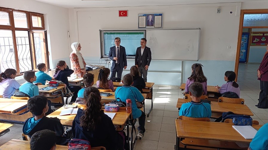 Kaymakam Arıkan pazar yeri ve okulda incelemede bulundu